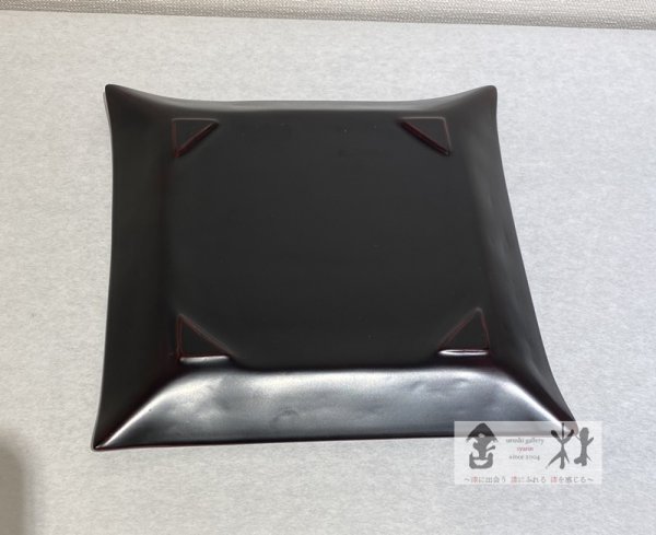 画像2: 綿引千絵作　漆皮　四方皿　溜　150×150×15mm (2)